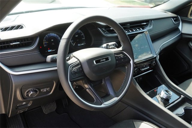 New 2025 Jeep Grand Cherokee Altitude image 18