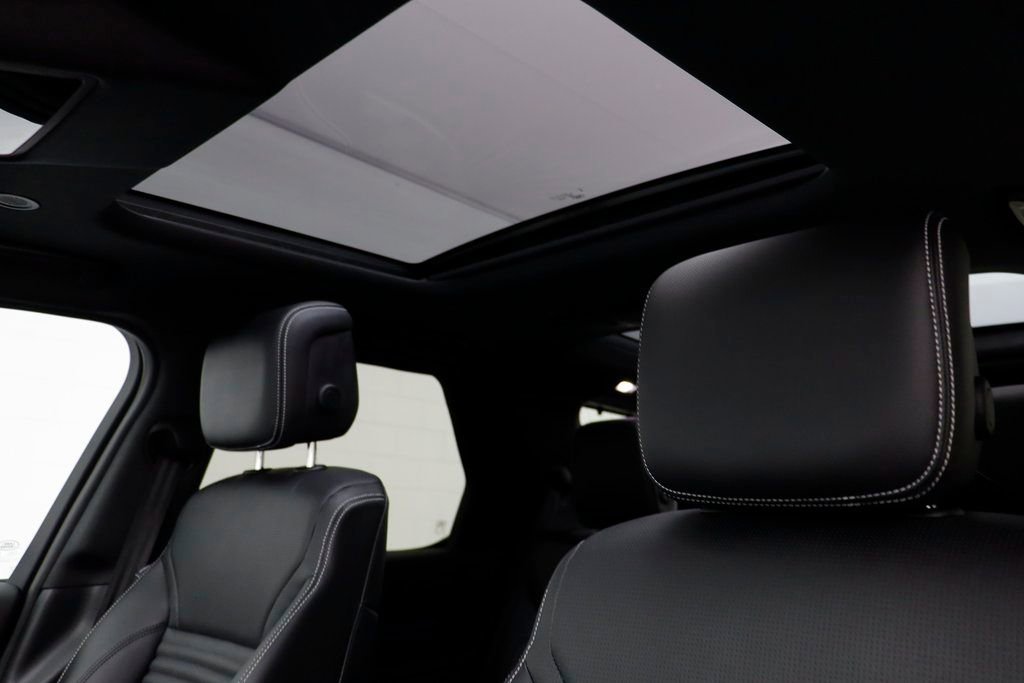 Used 2025 Land Rover Discovery S image 15