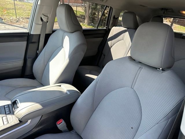 Used 2022 Toyota Highlander LE image 28