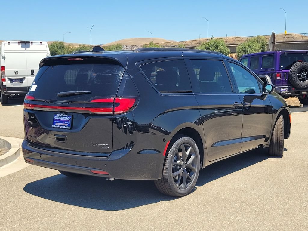 New 2027 Chrysler Pacifica Limited AWD/4WD image 3