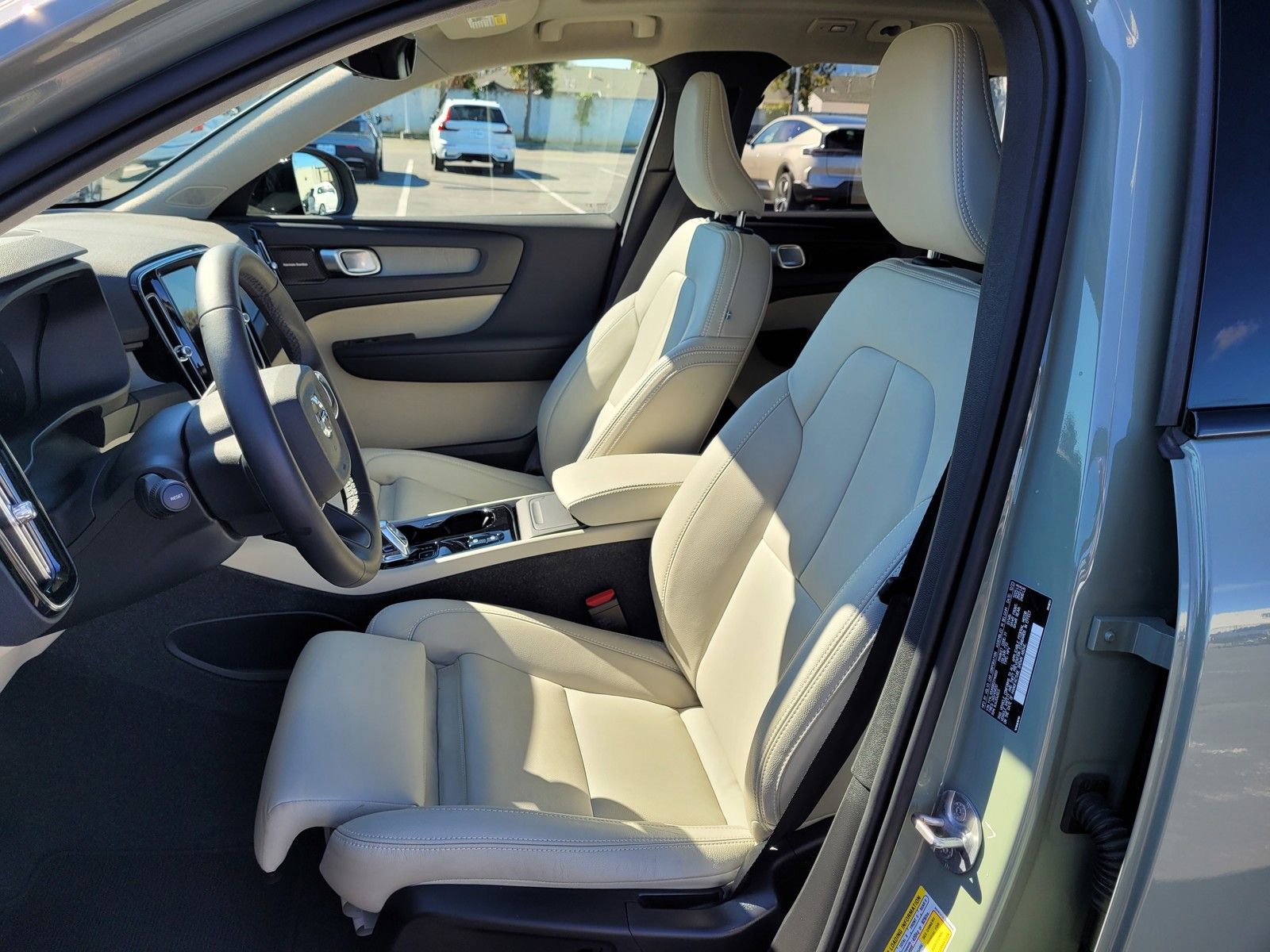 Certified 2024 Volvo XC40 B5 Ultimate w/ Climate Package image 9