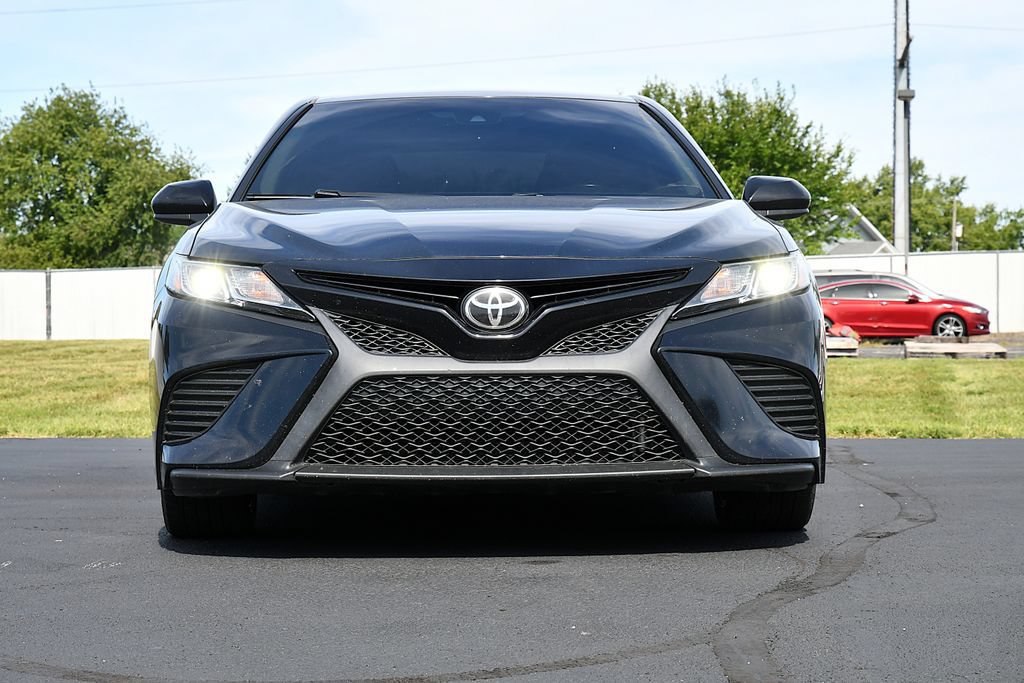 Used 2019 Toyota Camry SE FWD image 2