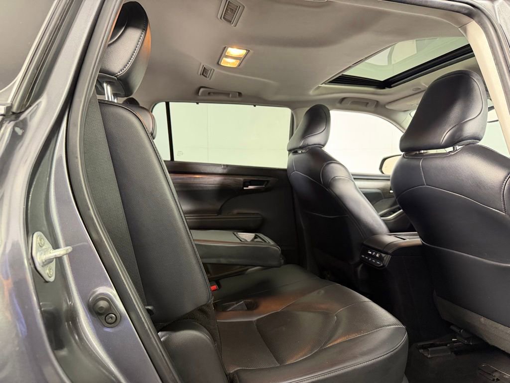 Used 2024 Toyota Highlander Limited FWD image 24