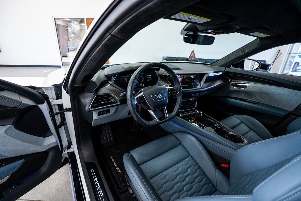 Used 2024 Audi e-tron GT Prestige image 34