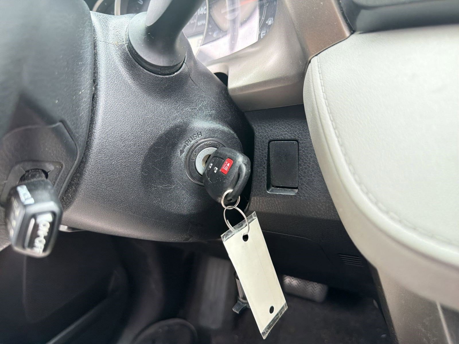 Used 2015 Toyota RAV4 LE AWD/4WD image 25