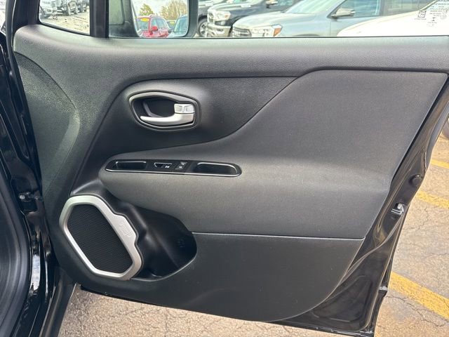 Used 2021 Jeep Renegade Latitude w/ Luxury Group II image 25