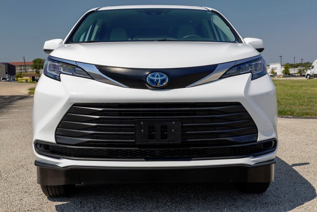 Used 2022 Toyota Sienna LE image 2