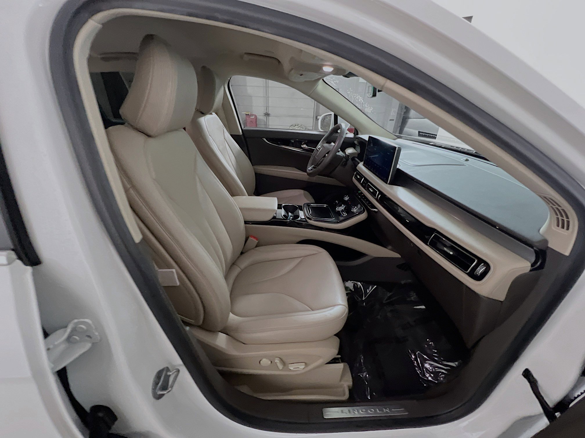 Used 2022 Lincoln Nautilus FWD w/ Premium Package image 31