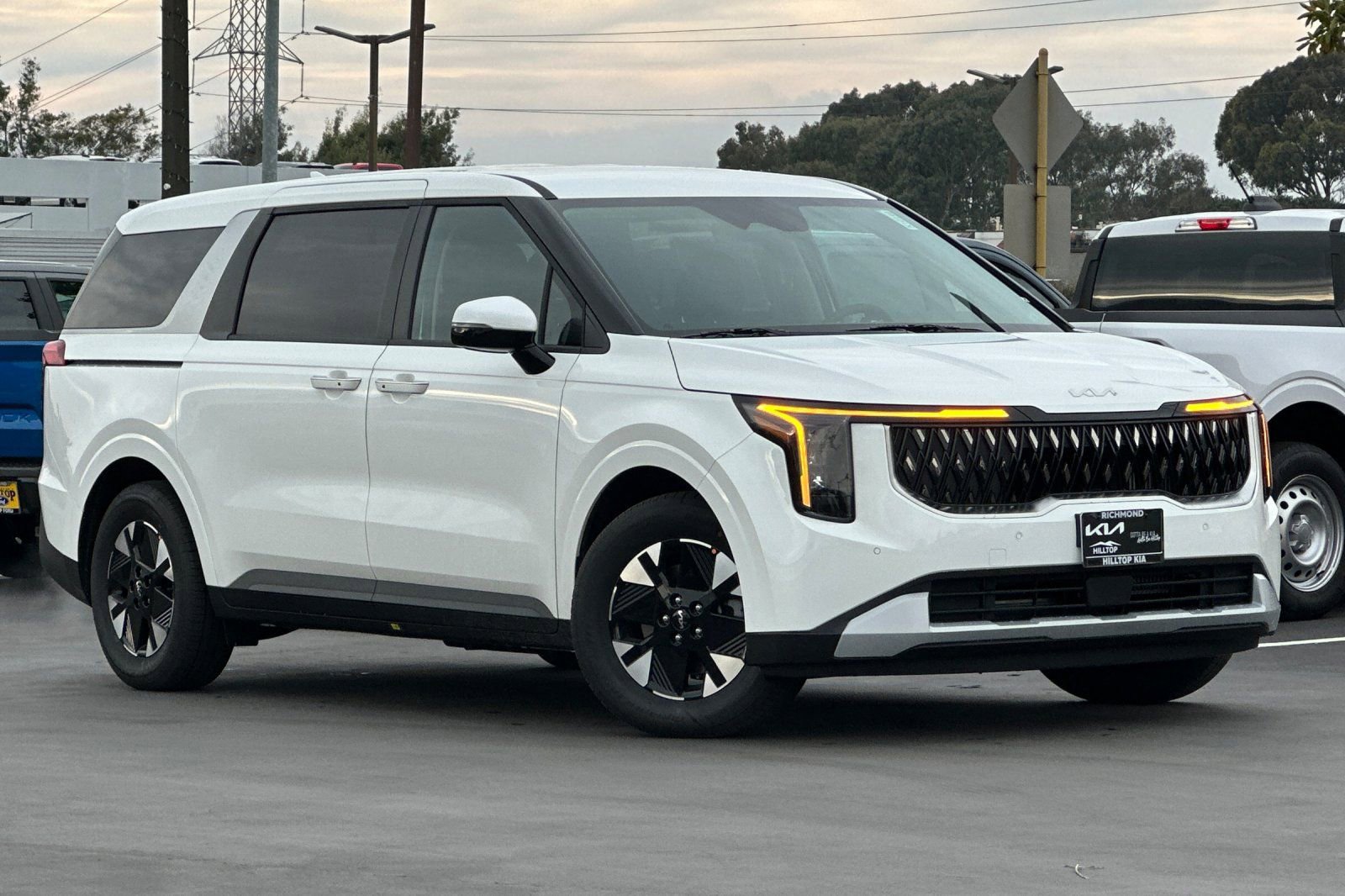 New 2026 Kia Carnival LXS image 2