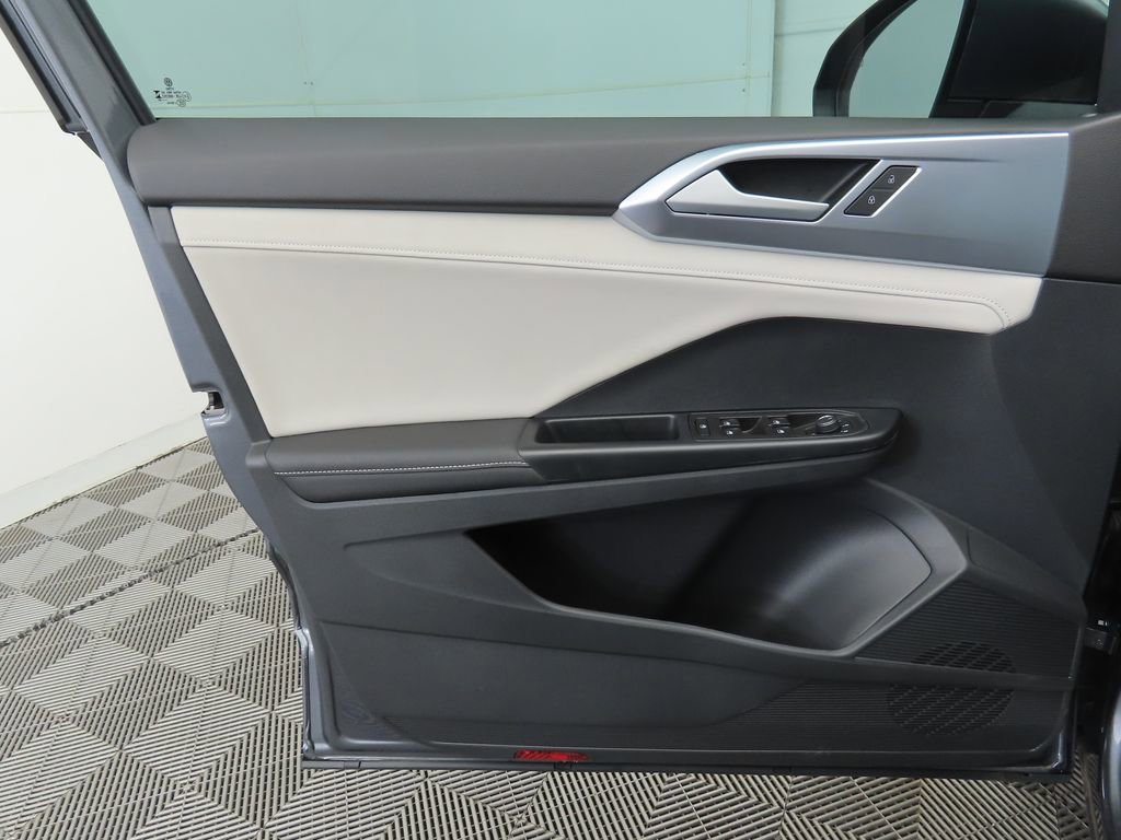 Used 2025 Volkswagen Taos SE w/ Panoramic Sunroof Package image 24