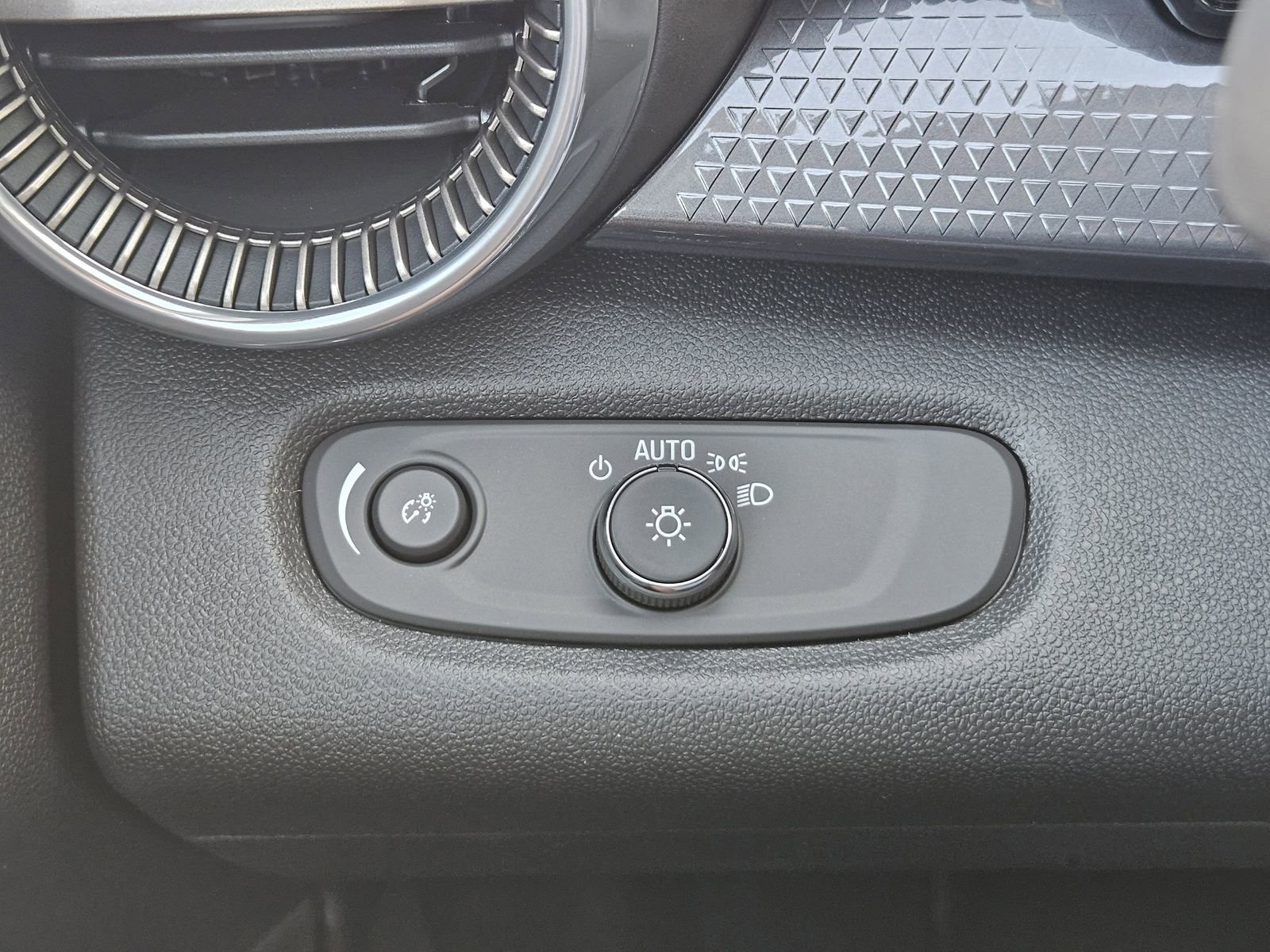 New 2026 Chevrolet Trax ACTIV w/ Sunroof Package image 23