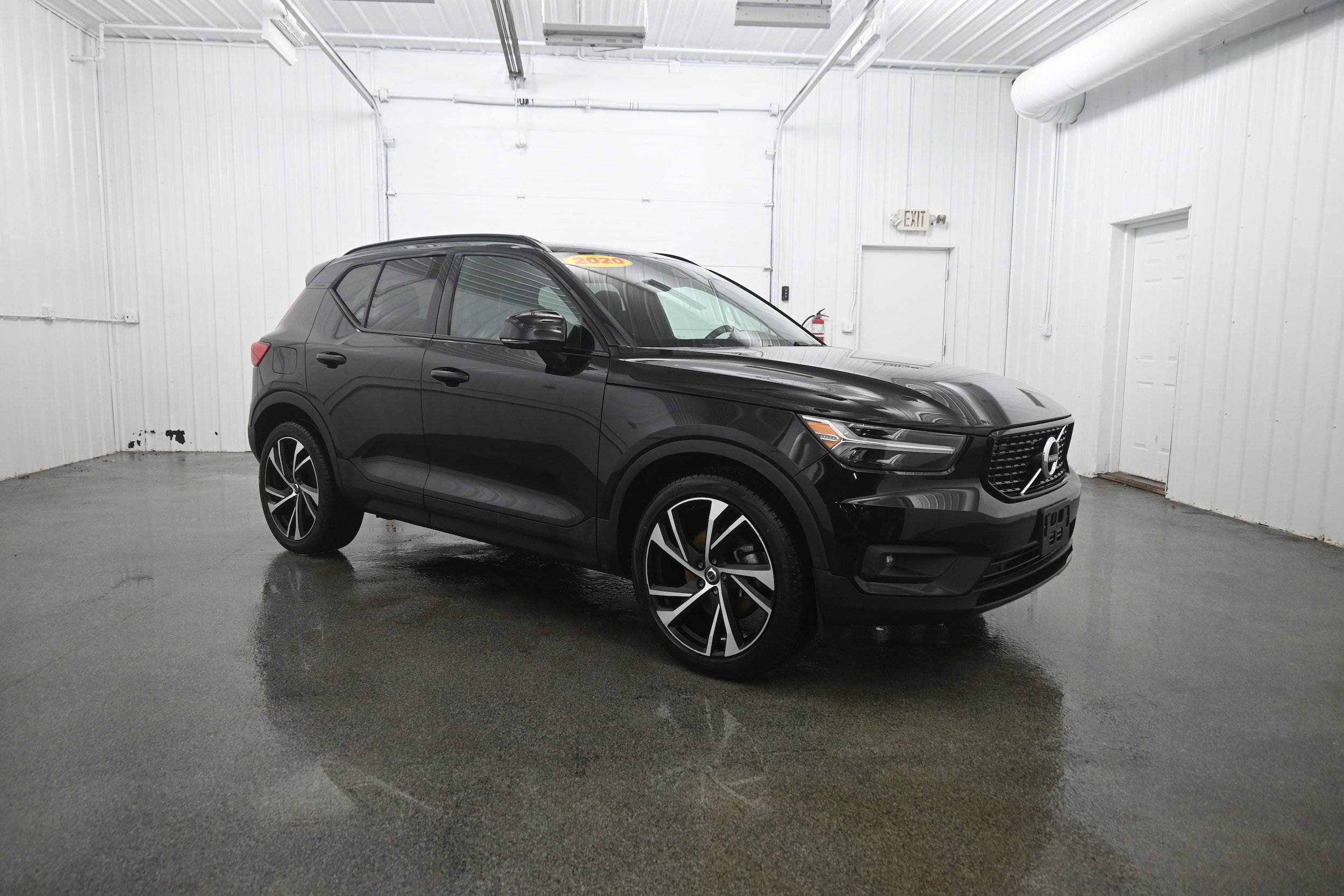 Used 2020 Volvo XC40 T5 R-Design image 3
