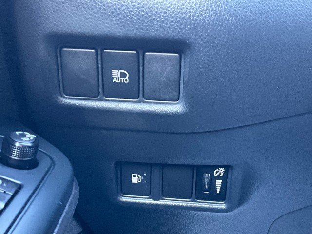 Used 2019 Toyota C-HR LE image 15