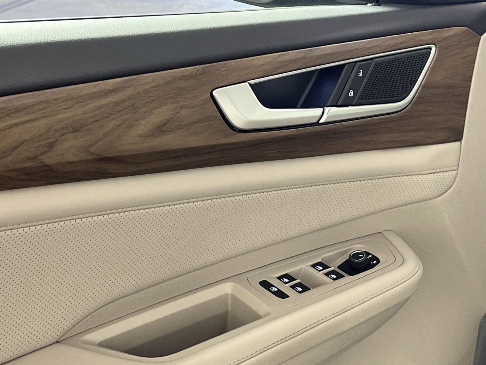 Used 2025 Volkswagen Atlas SE image 14