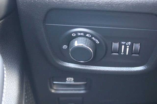 Used 2023 Jeep Grand Cherokee Altitude image 16
