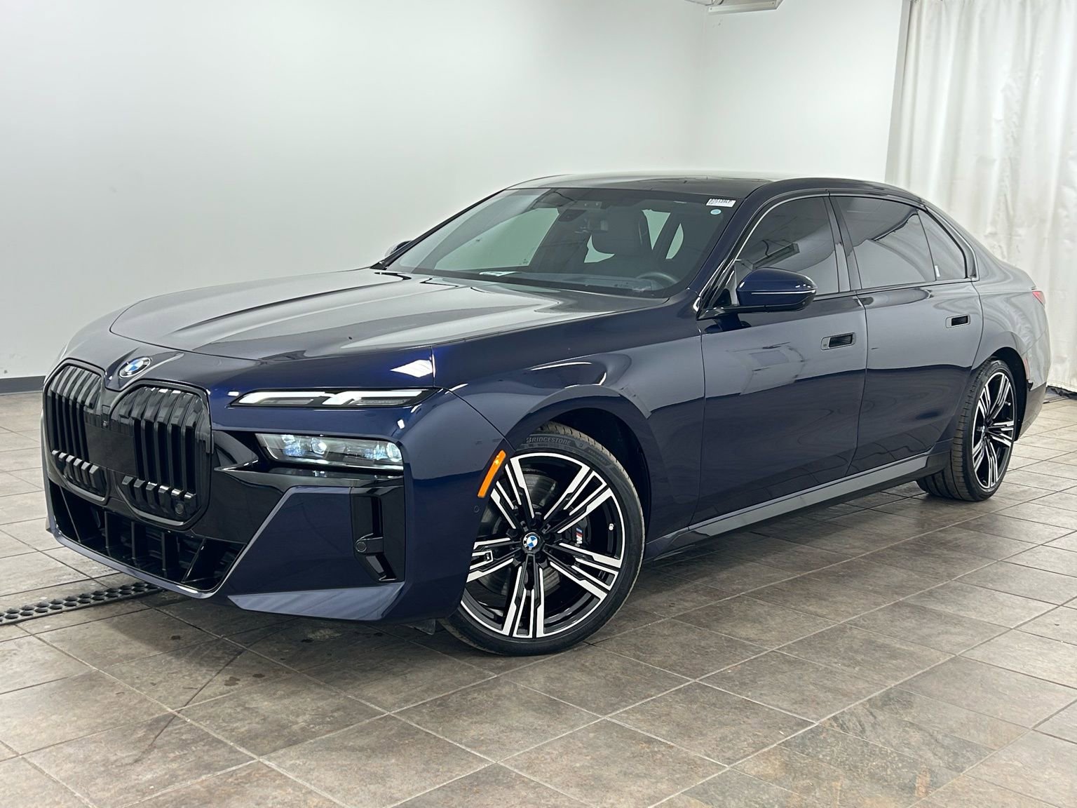 Used 2023 BMW 760i xDrive AWD/4WD image 1