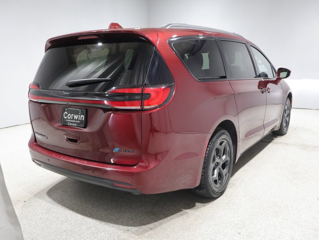 Used 2021 Chrysler Pacifica Limited w/ Uconnect Theater Family Group FWD image 2