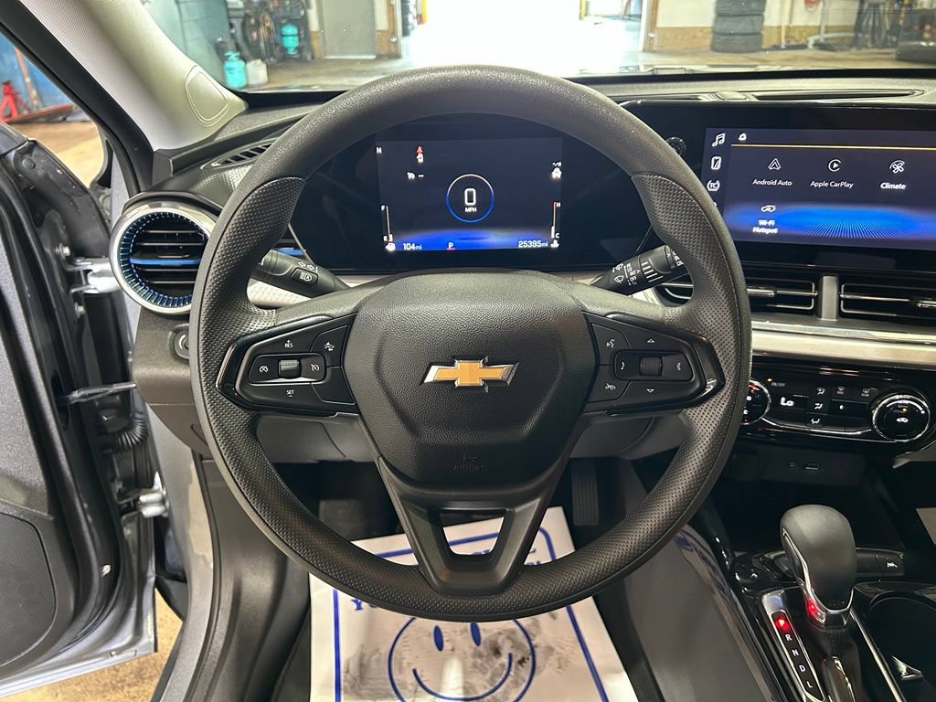 Used 2025 Chevrolet Trax LT FWD image 22