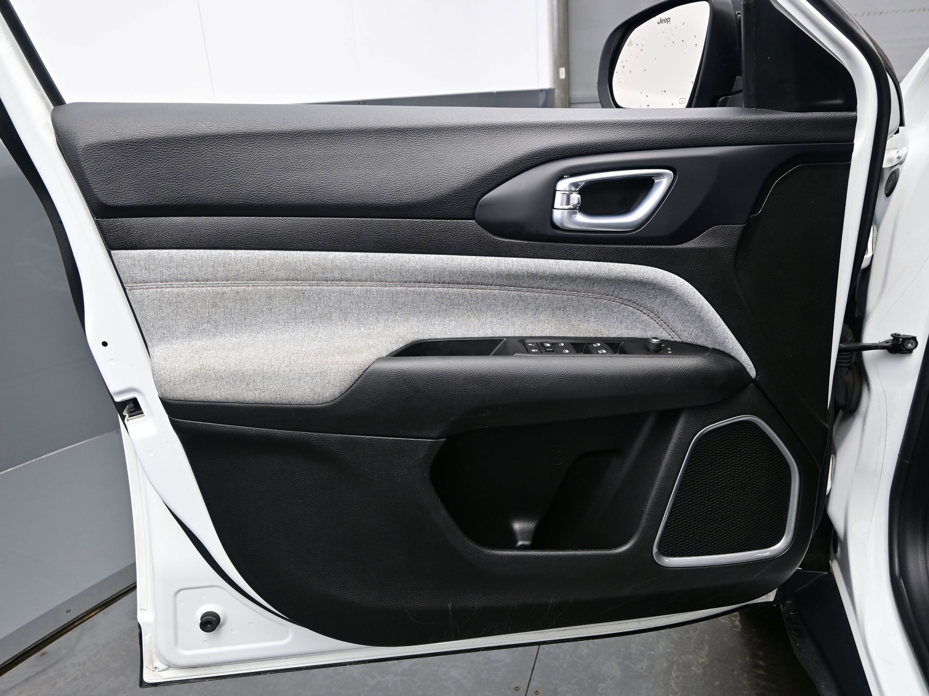 Used 2022 Jeep Compass Latitude image 9