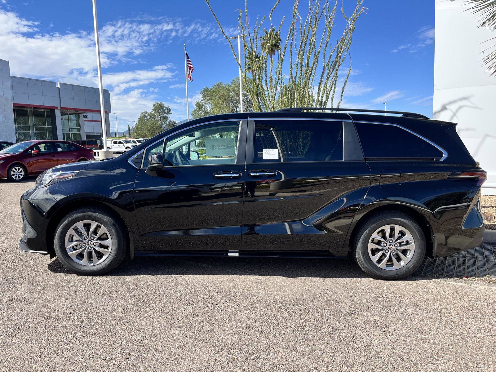 New 2025 Toyota Sienna XLE image 2