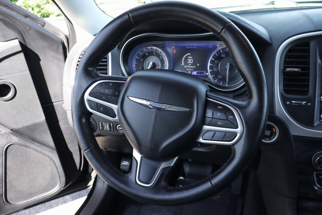 Used 2022 Chrysler 300 Touring image 22