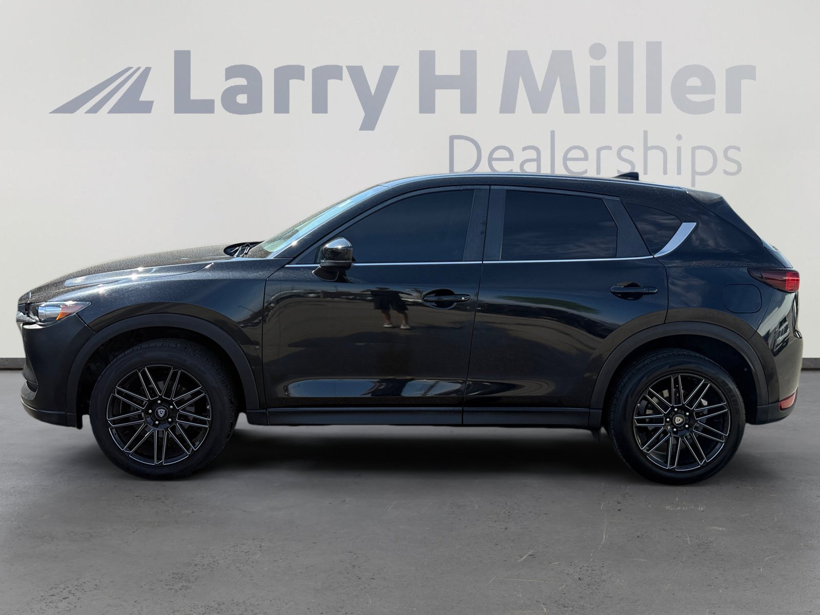 Used 2018 MAZDA CX-5 Touring w/ Preferred Equipment Package FWD image 2