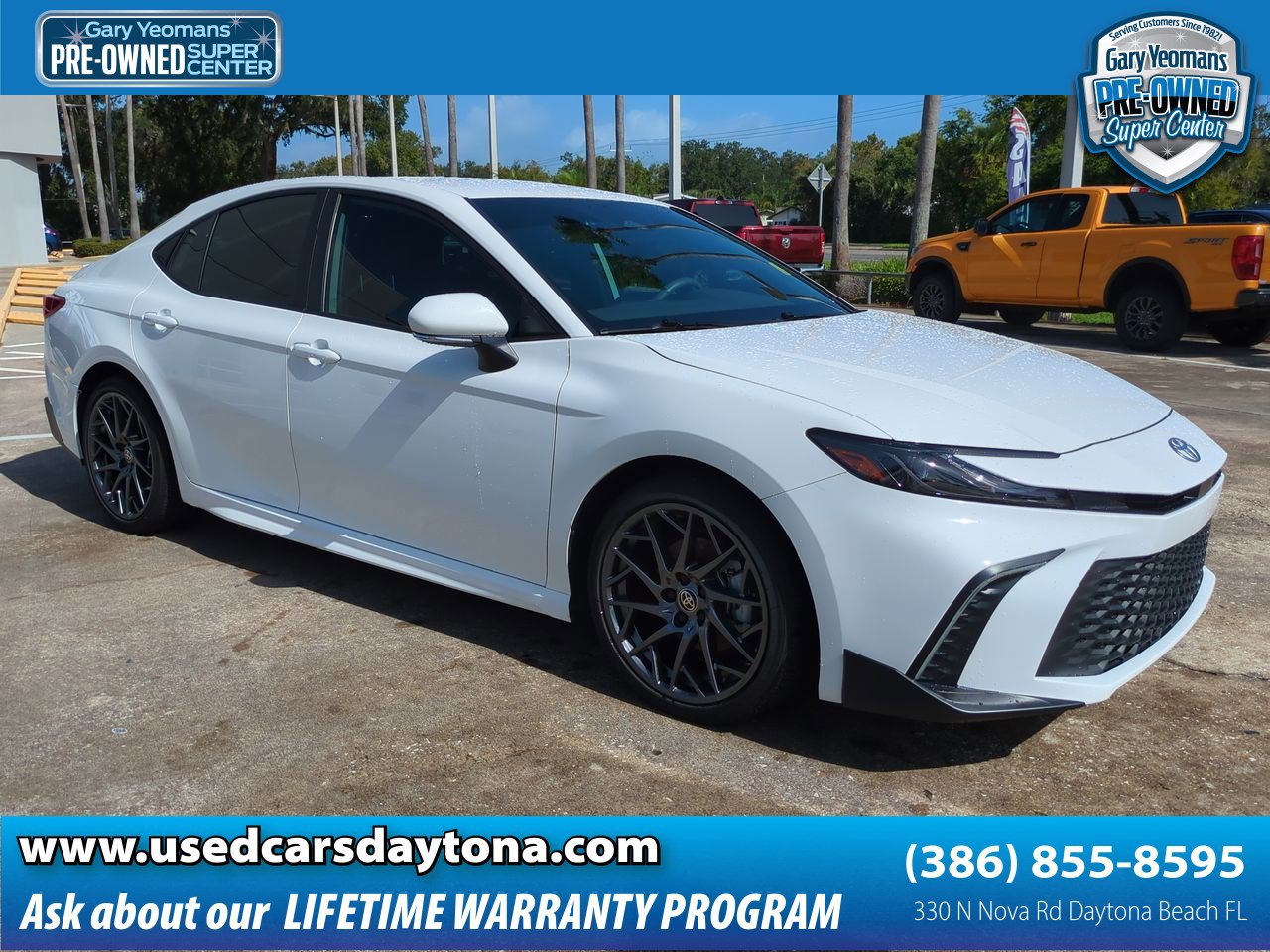 Used 2025 Toyota Camry SE image 1