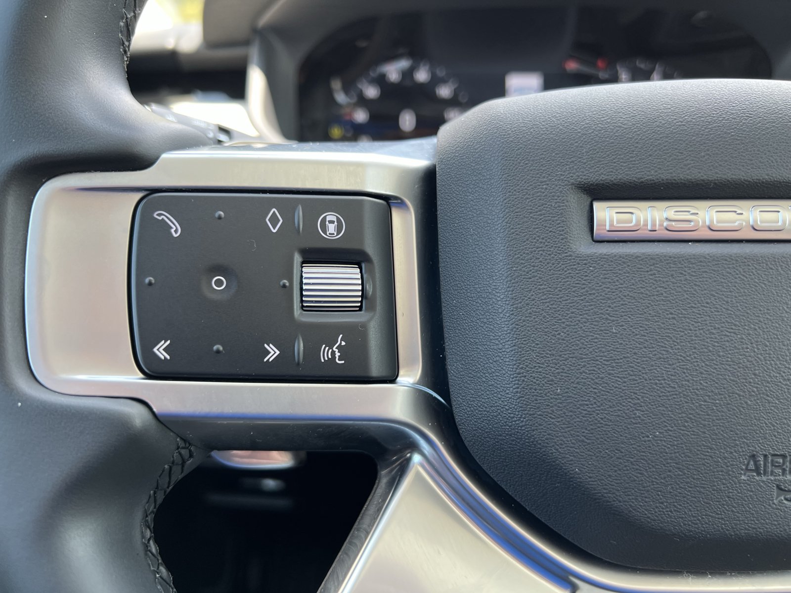 Used 2024 Land Rover Discovery S AWD/4WD image 18