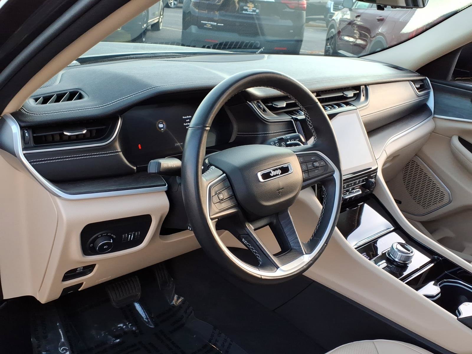 Used 2022 Jeep Grand Cherokee L Limited w/ Luxury Tech Group II AWD/4WD image 5