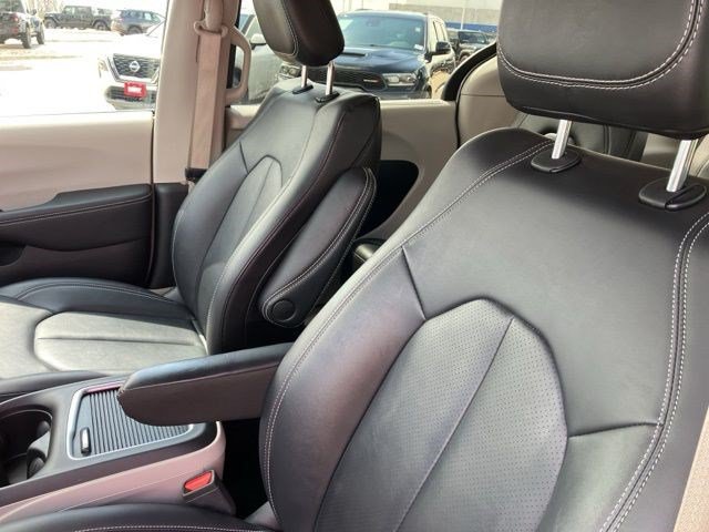 Used 2024 Chrysler Pacifica Touring-L FWD image 13