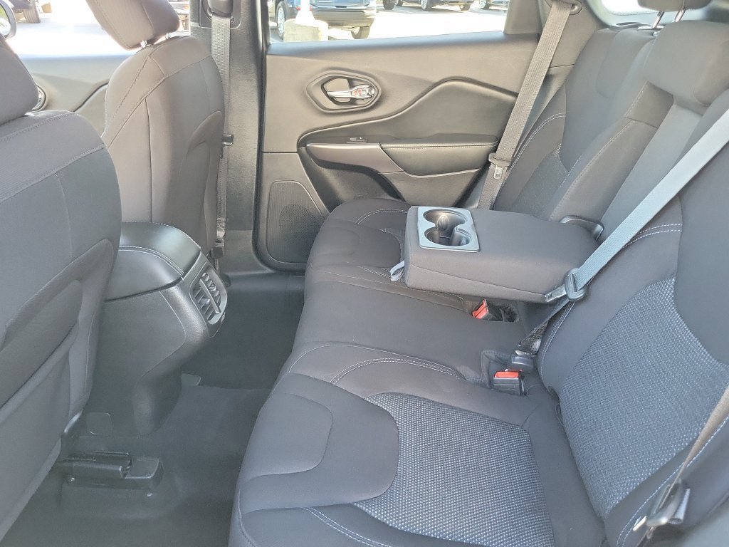 Used 2020 Jeep Cherokee Latitude FWD image 13