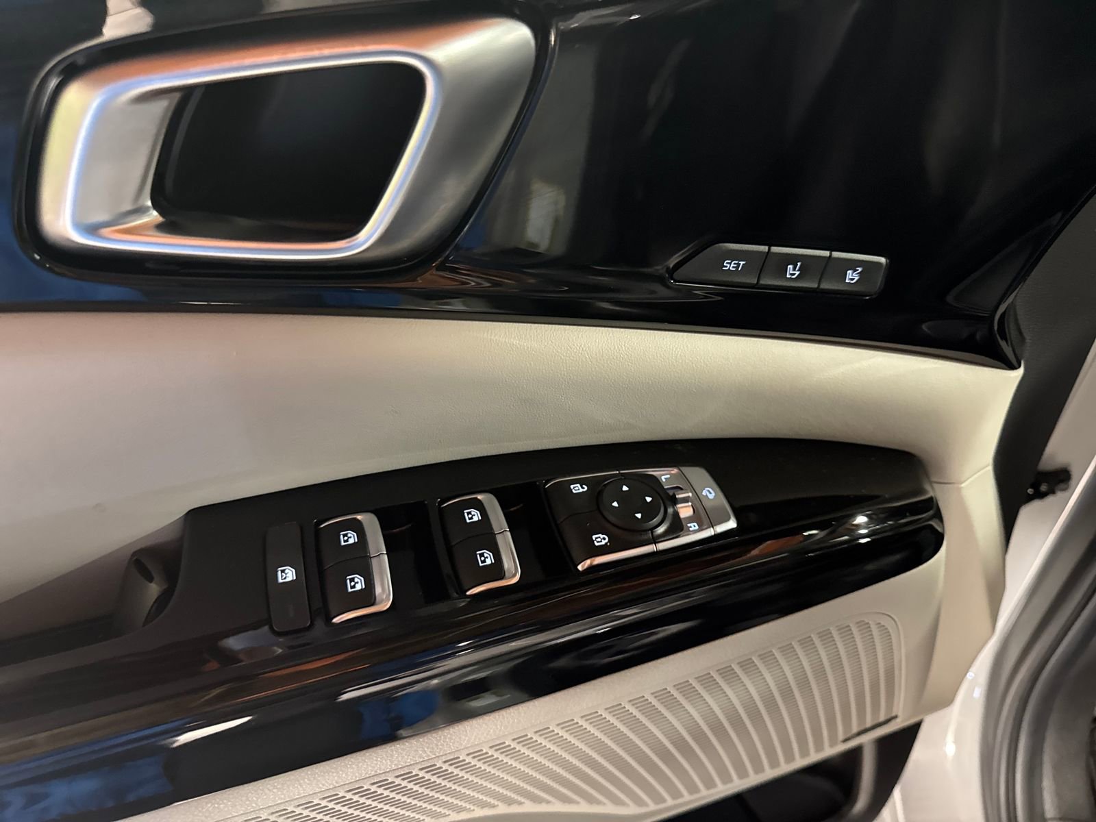 Used 2024 Kia Carnival SX Prestige image 23