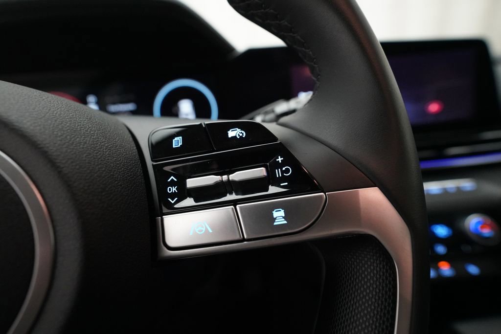 Used 2025 Hyundai Elantra Limited image 18