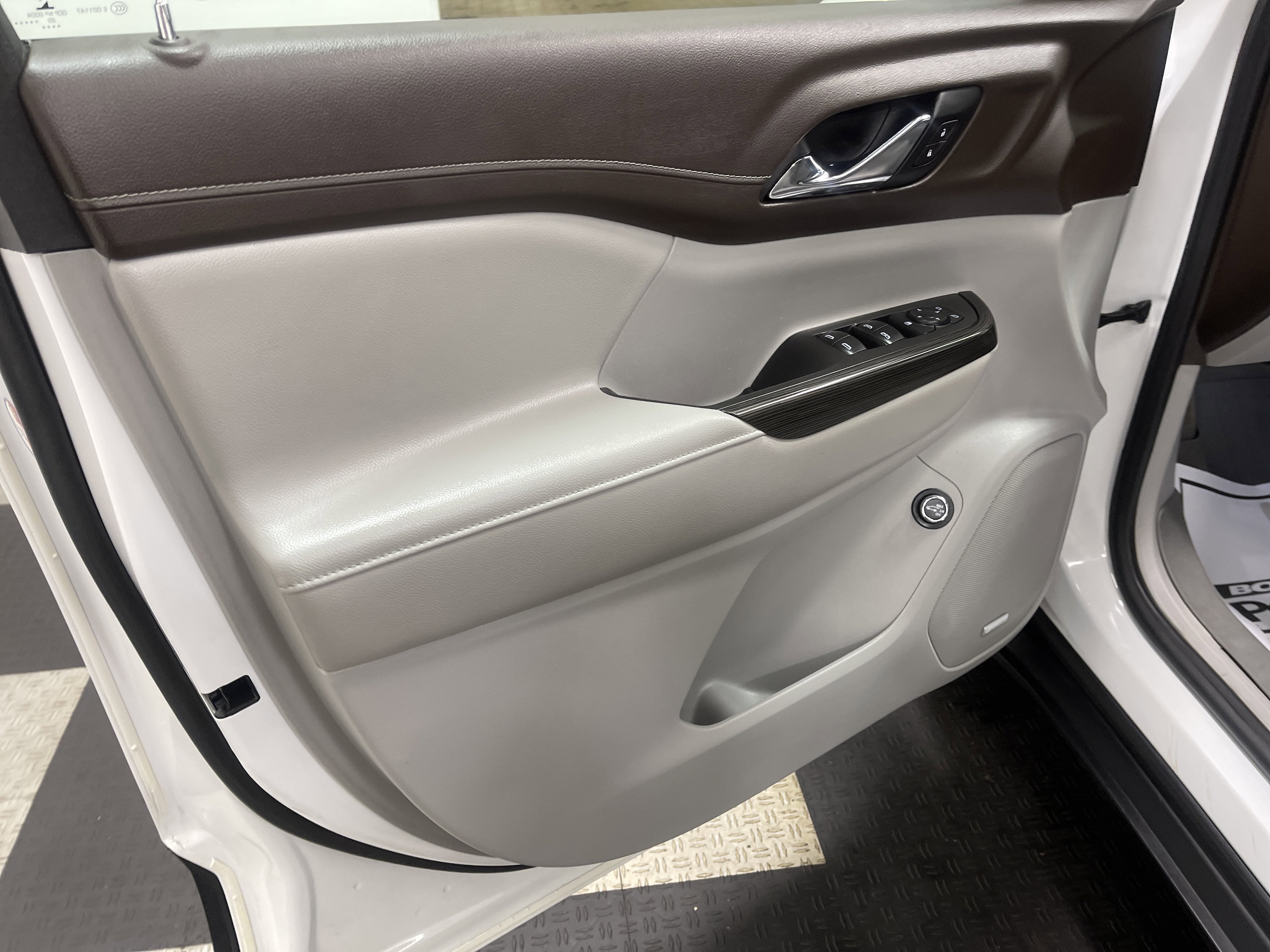 Used 2020 GMC Acadia SLT w/ LPO, Floor Liner Package image 10