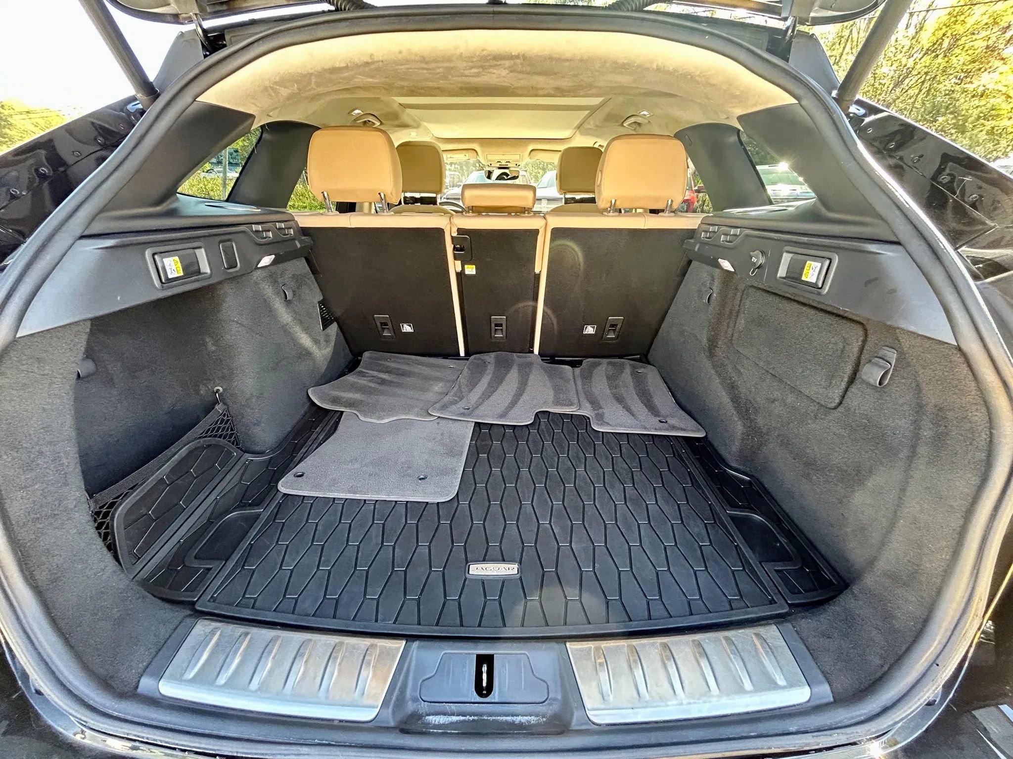 Used 2020 Jaguar F-PACE Prestige image 15