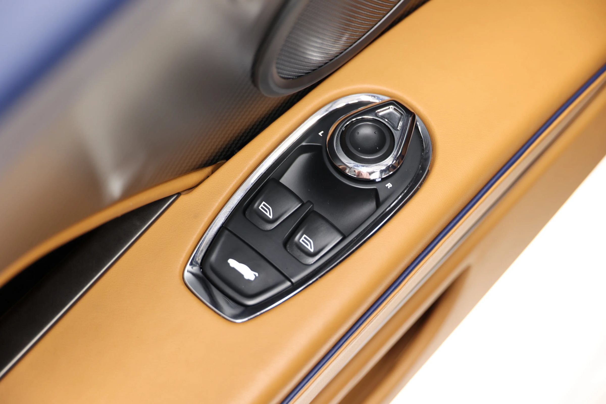 Used 2023 Aston Martin DBS Coupe RWD image 15