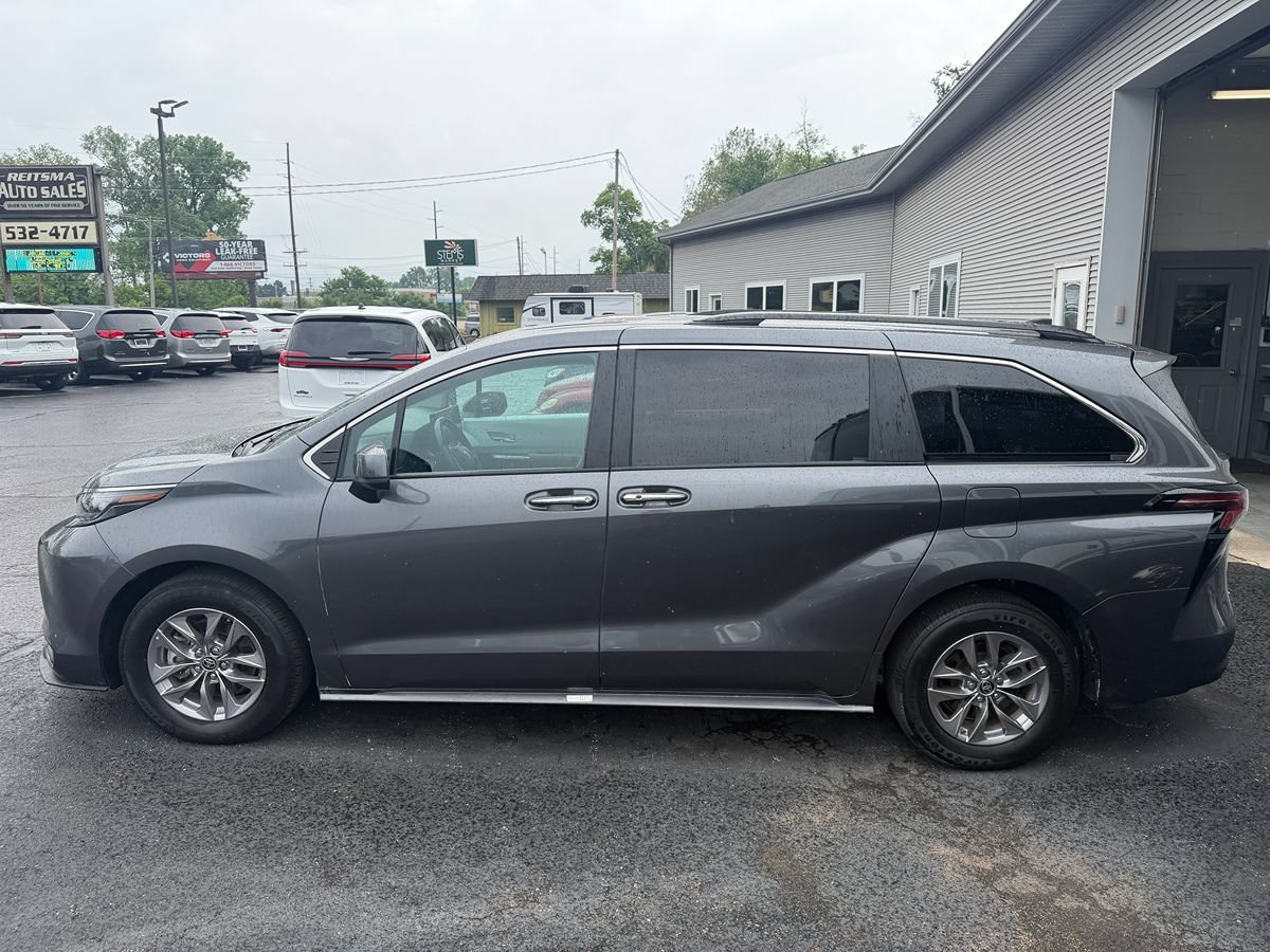 Used 2025 Toyota Sienna XLE FWD image 2