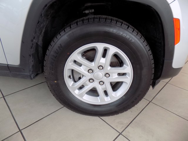 Certified 2024 Jeep Grand Cherokee Laredo RWD image 9