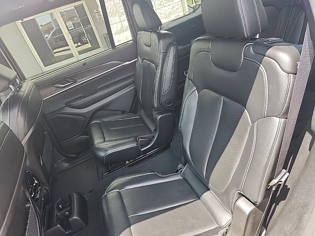 Used 2024 Jeep Grand Cherokee L Limited w/ Luxury Tech Group II AWD/4WD image 17