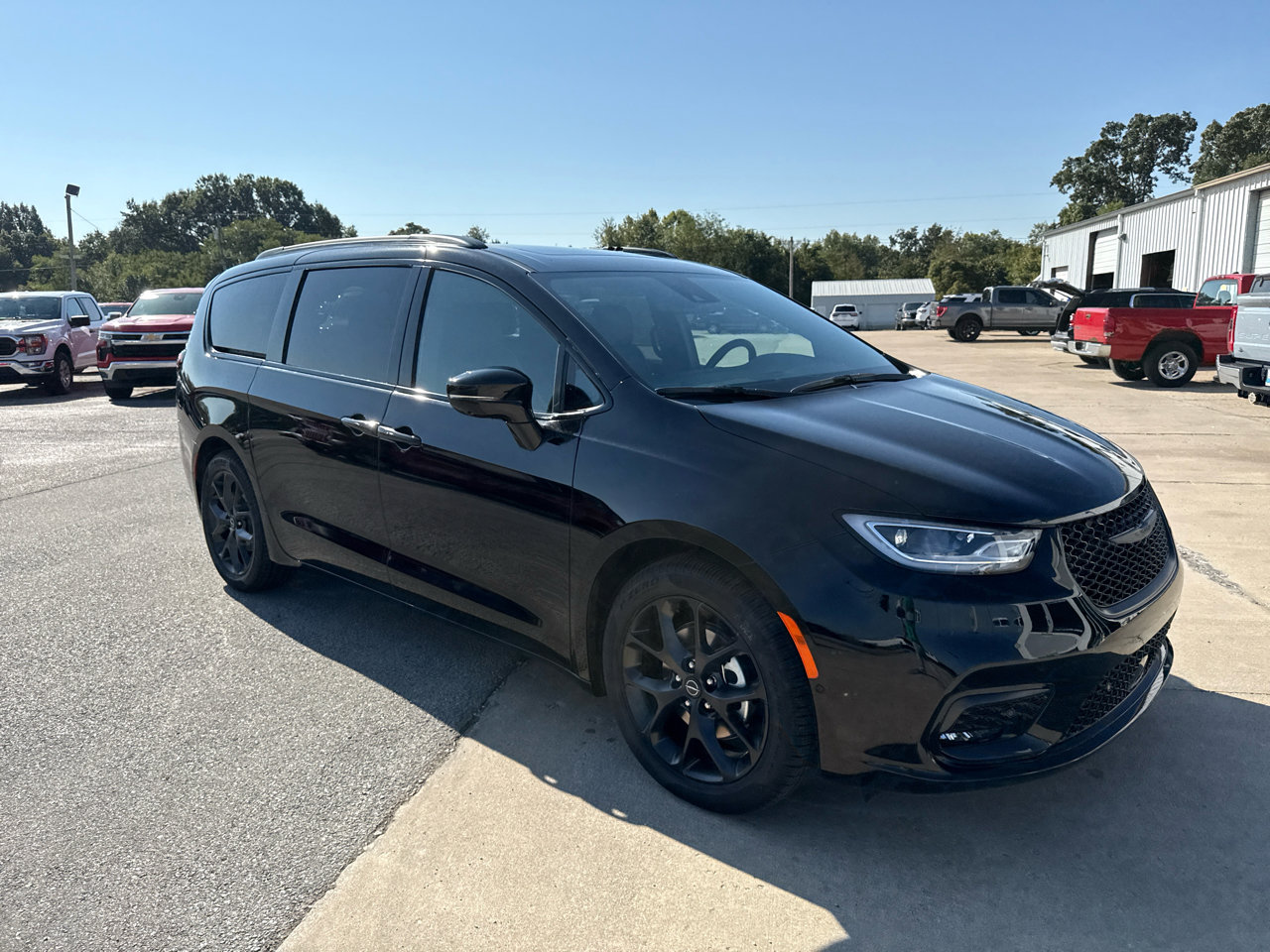 New 2026 Chrysler Pacifica Limited w/ S Appearance Package image 2