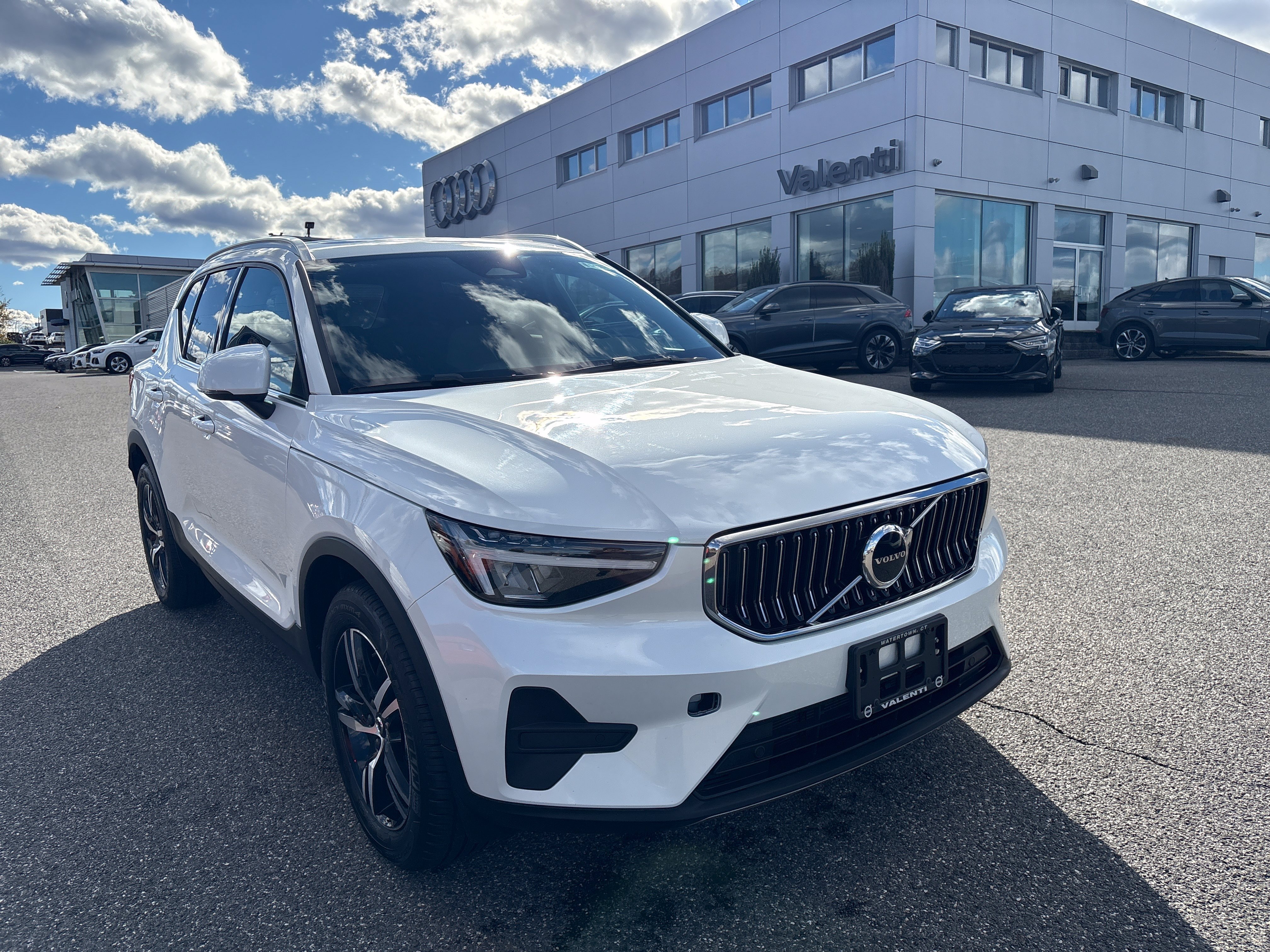 Certified 2025 Volvo XC40 B5 Core AWD/4WD image 1