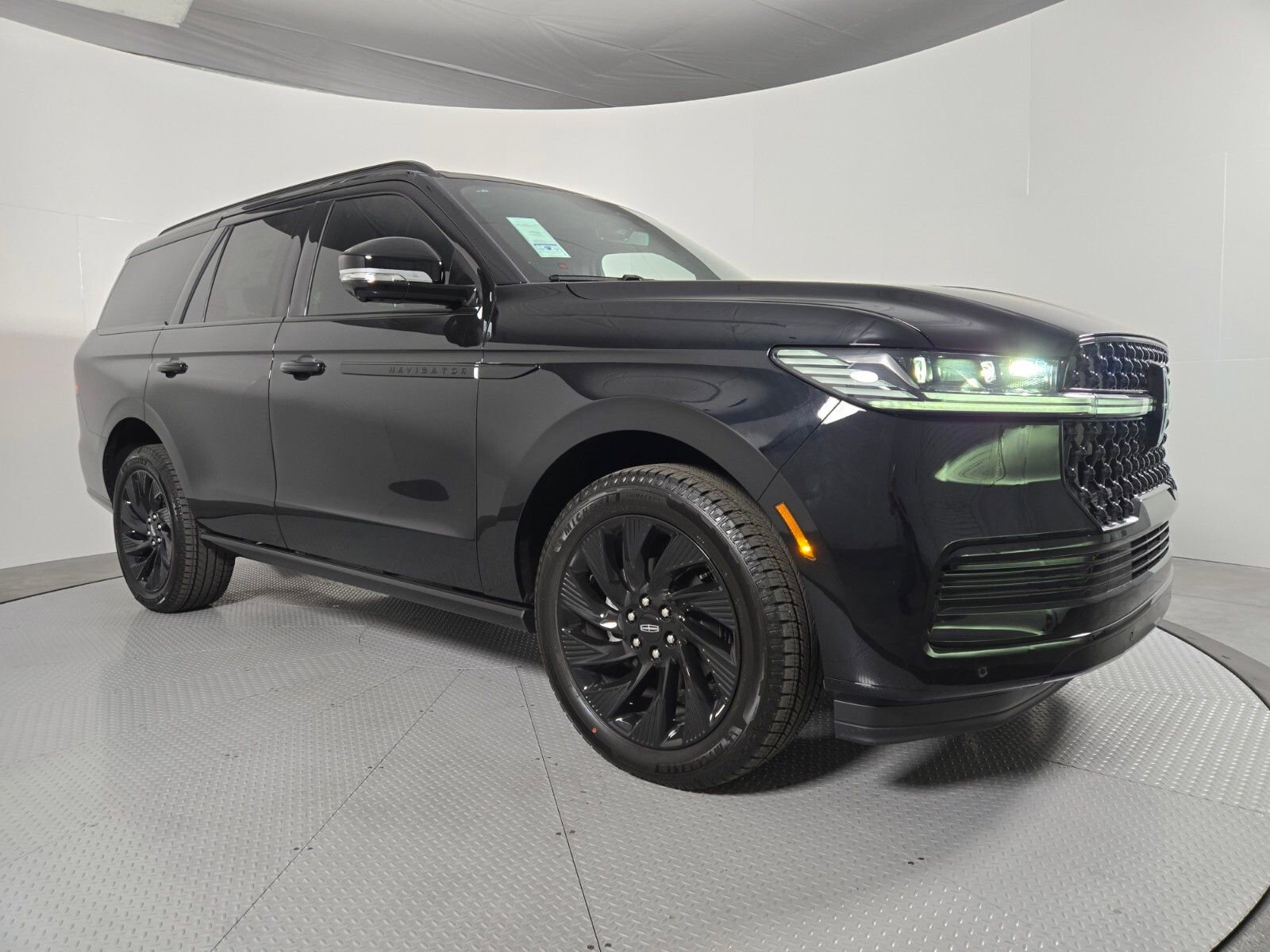 New 2026 Lincoln Navigator Reserve w/ Jet Appearance Package AWD/4WD image 2
