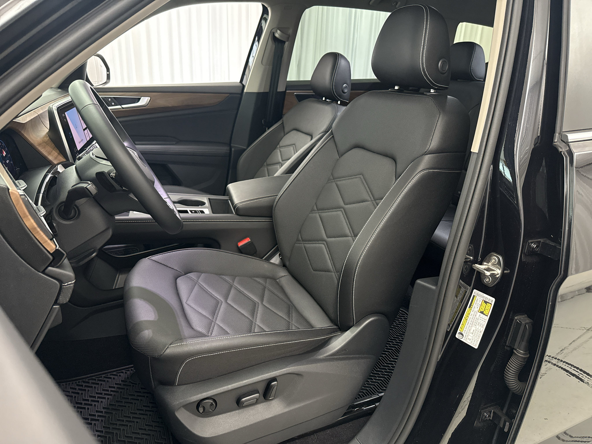 Used 2025 Volkswagen Atlas SE AWD/4WD image 10