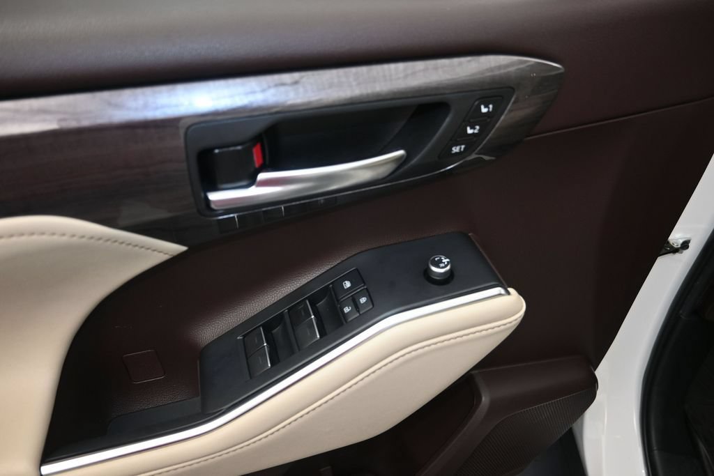 Used 2022 Toyota Highlander Platinum FWD image 11