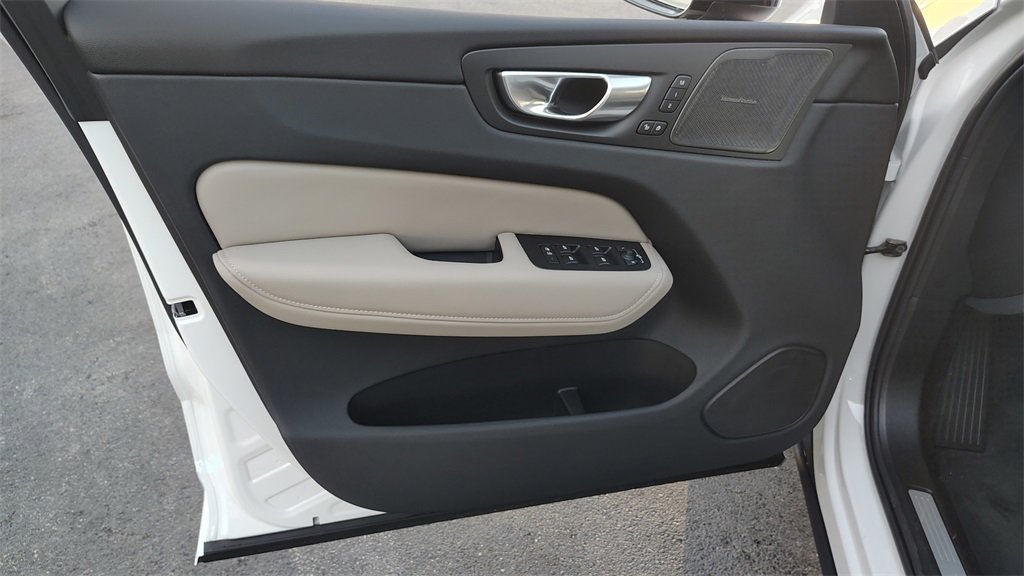 New 2026 Volvo XC60 B5 Plus w/ Climate Package image 8