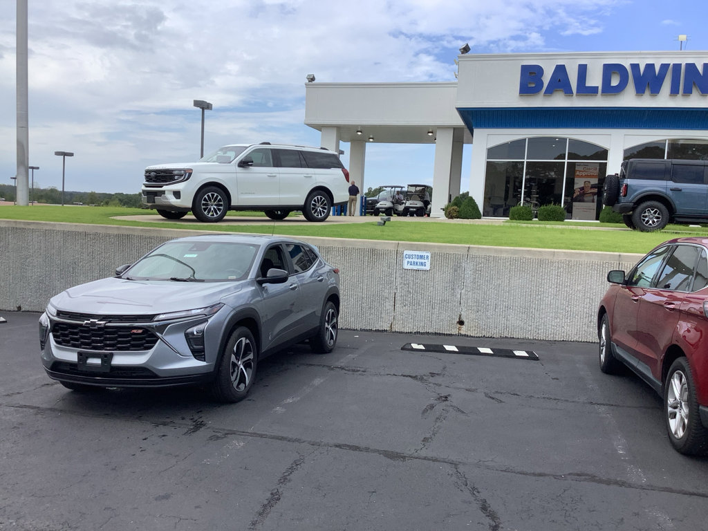 Used 2024 Chevrolet Trax ACTIV w/ Sunroof Package image 3