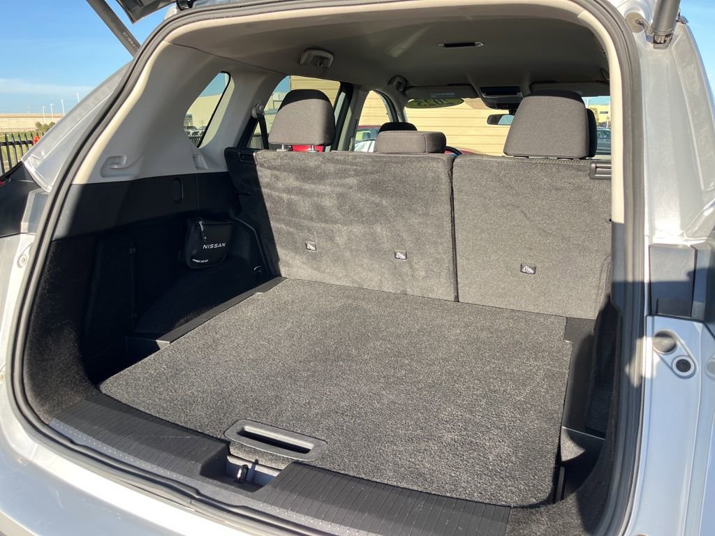 Used 2025 Nissan Rogue SV image 7