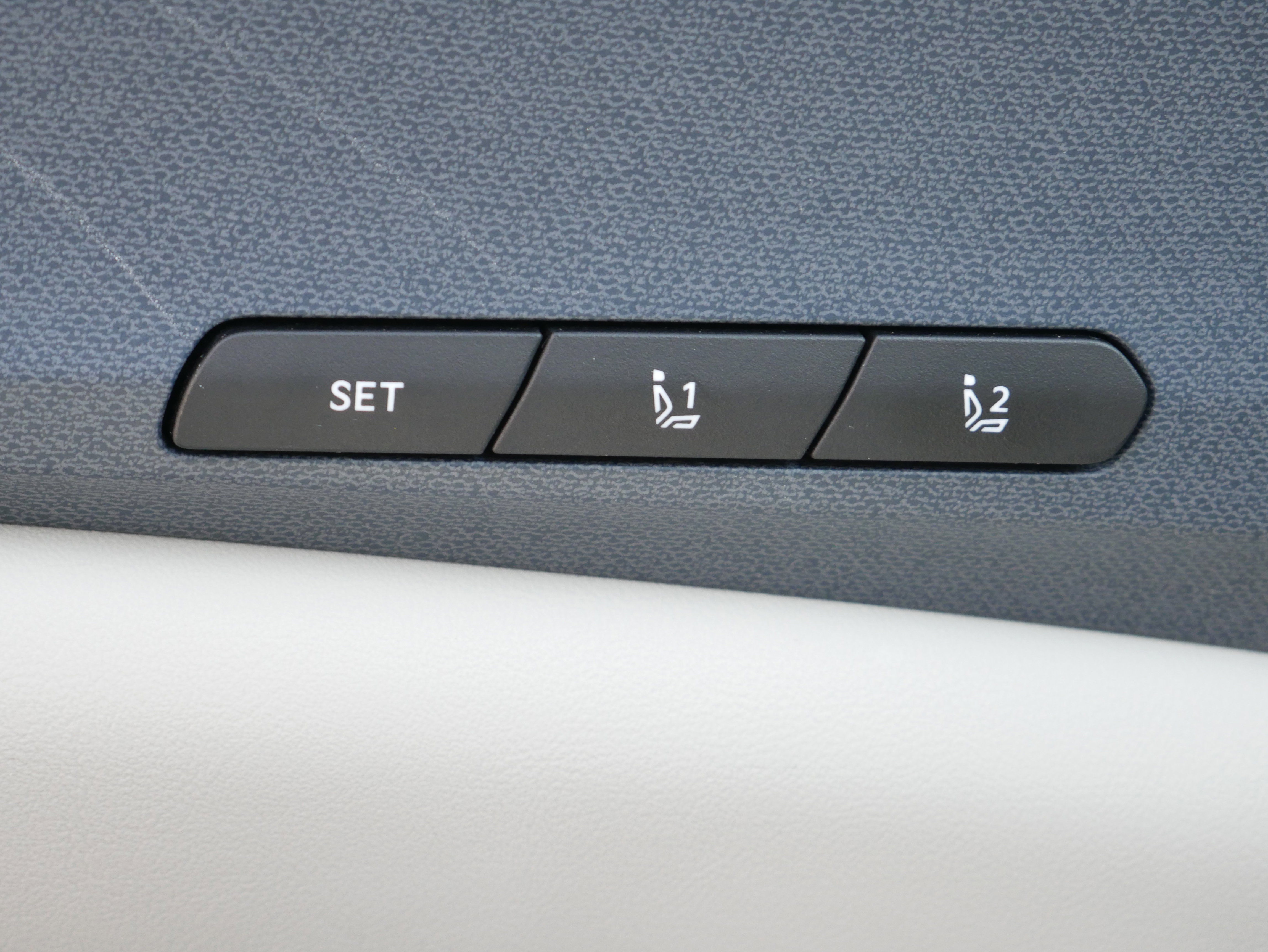 Certified 2025 Kia Carnival EX image 32