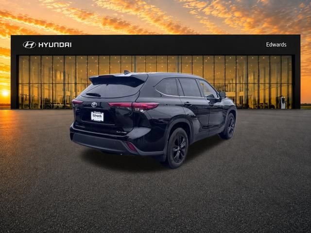 Used 2021 Toyota Highlander XLE AWD/4WD image 6