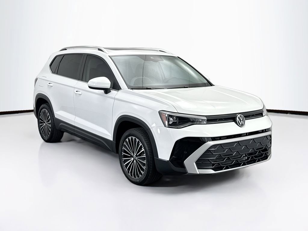 Used 2025 Volkswagen Taos SE w/ Panoramic Sunroof Package image 3